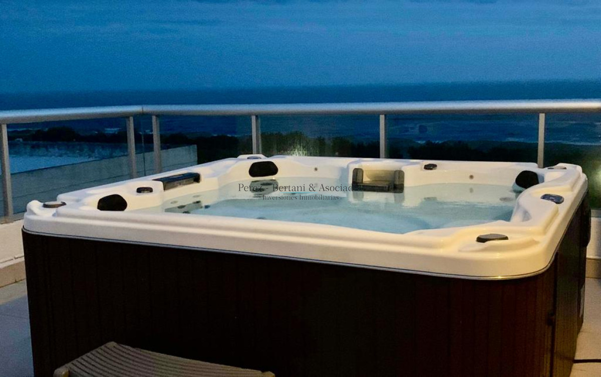 Apartamento ID.365 - Oportunidad!! Precio reducido!!! Espectacular penthouse frente al mar playa brava Punta Del Este.