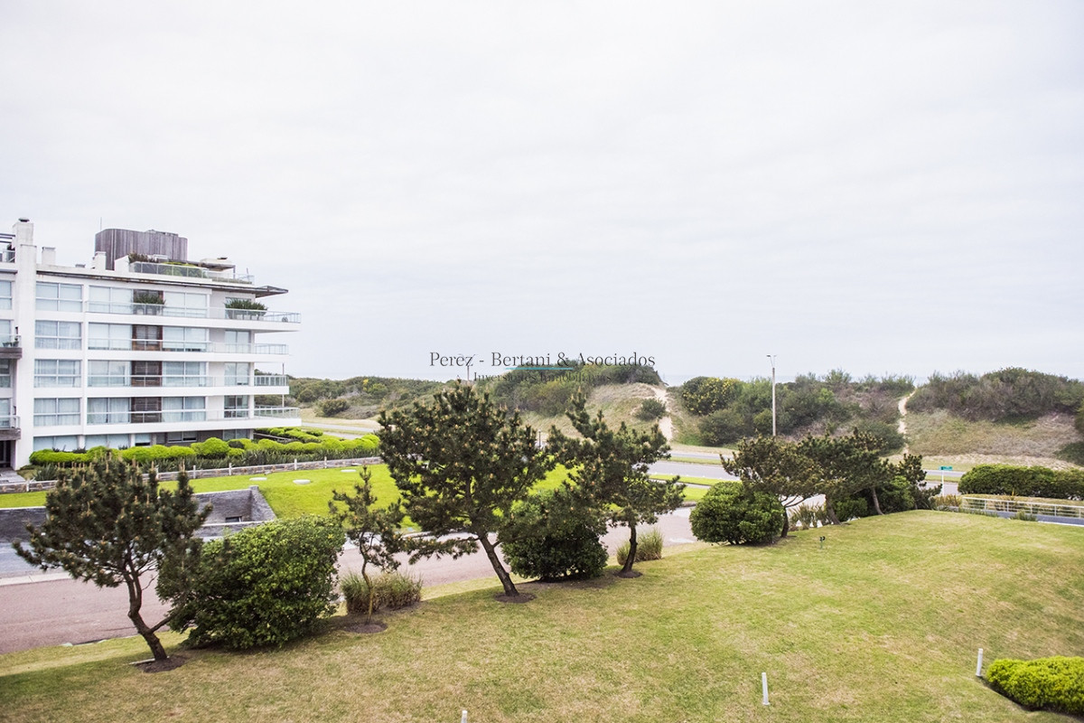 Apartamento ID.944 - Hermoso Departamento en venta frente a Playa Brava, 3 dorm + dep. Marigot Brava