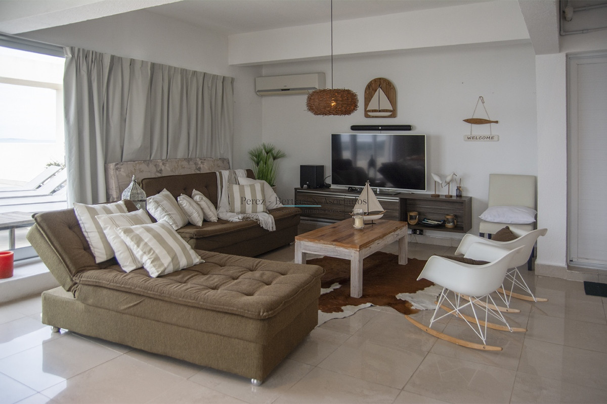 Apartamento ID.365 - Oportunidad!! Precio reducido!!! Espectacular penthouse frente al mar playa brava Punta Del Este.