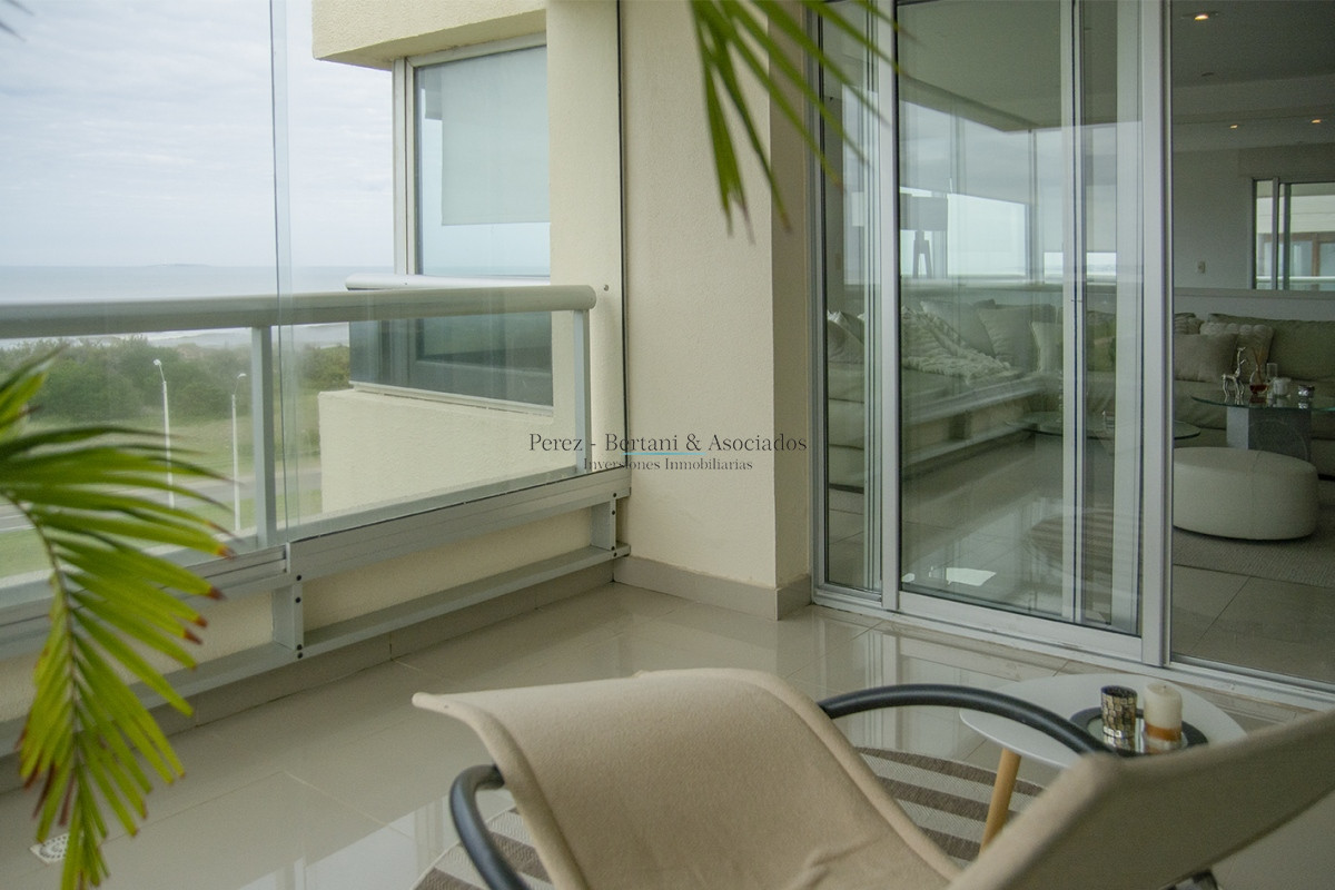 Apartamento ID.365 - Oportunidad!! Precio reducido!!! Espectacular penthouse frente al mar playa brava Punta Del Este.