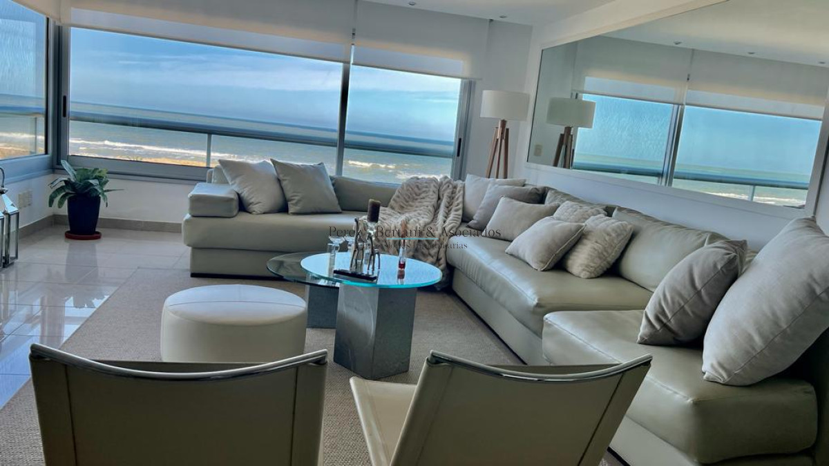 Apartamento ID.365 - Oportunidad!! Precio reducido!!! Espectacular penthouse frente al mar playa brava Punta Del Este.