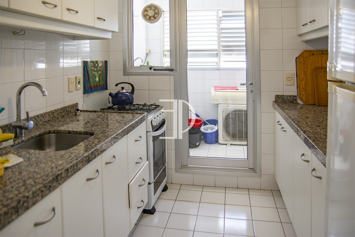 Apartamento ID.666 - En venta apartamento de 3 dormitorios con muy buena vista a la bahía, Punta del Este.