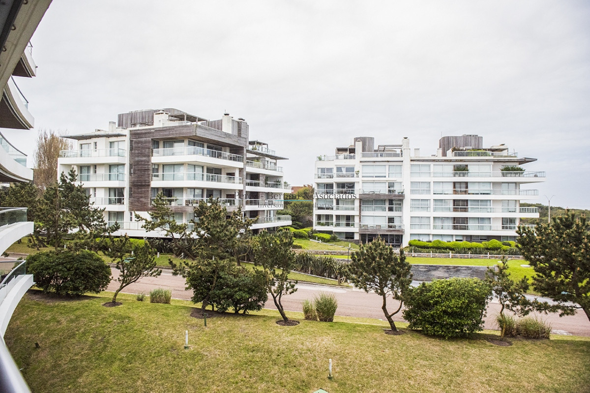 Apartamento ID.944 - Hermoso Departamento en venta frente a Playa Brava, 3 dorm + dep. Marigot Brava