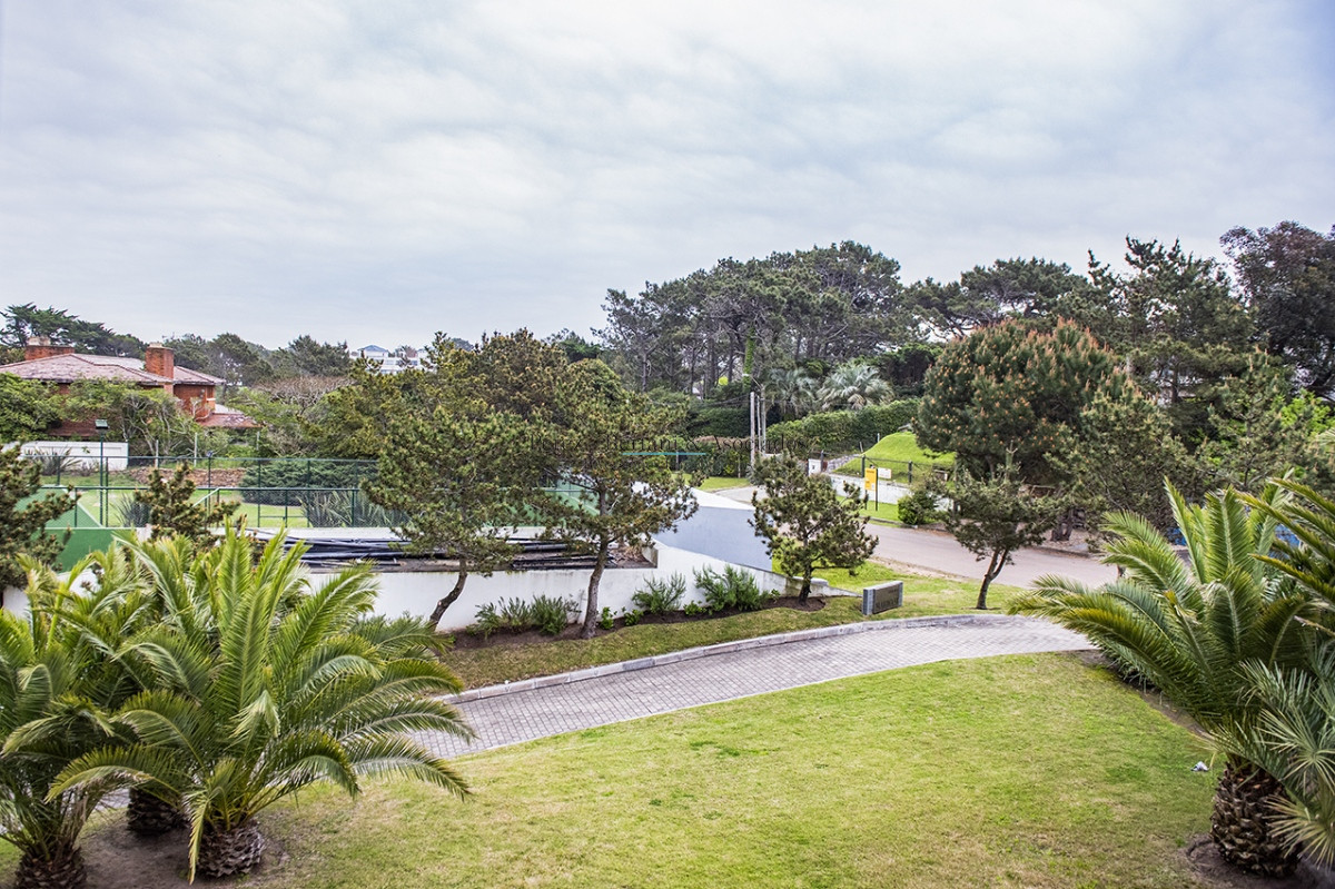 Apartamento ID.944 - Hermoso Departamento en venta frente a Playa Brava, 3 dorm + dep. Marigot Brava