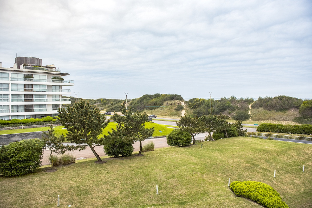 Apartamento ID.944 - Hermoso Departamento en venta frente a Playa Brava, 3 dorm + dep. Marigot Brava