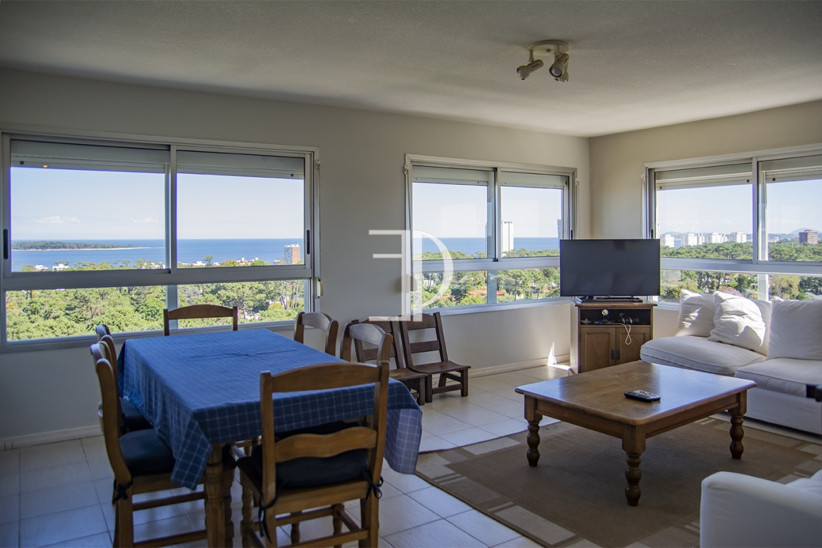 Apartamento ID.666 - En venta apartamento de 3 dormitorios con muy buena vista a la bahía, Punta del Este.