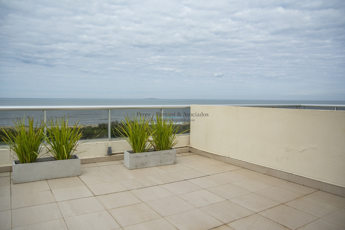 Apartamento ID.365 - Oportunidad!! Precio reducido!!! Espectacular penthouse frente al mar playa brava Punta Del Este.