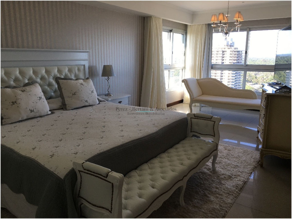 Apartamento ID.1174 - Espectacular Departamento en venta frente a Playa Brava, Torre Lobos