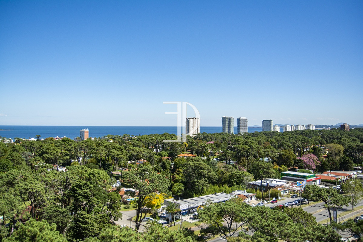 Apartamento ID.666 - En venta apartamento de 3 dormitorios con muy buena vista a la bahía, Punta del Este.