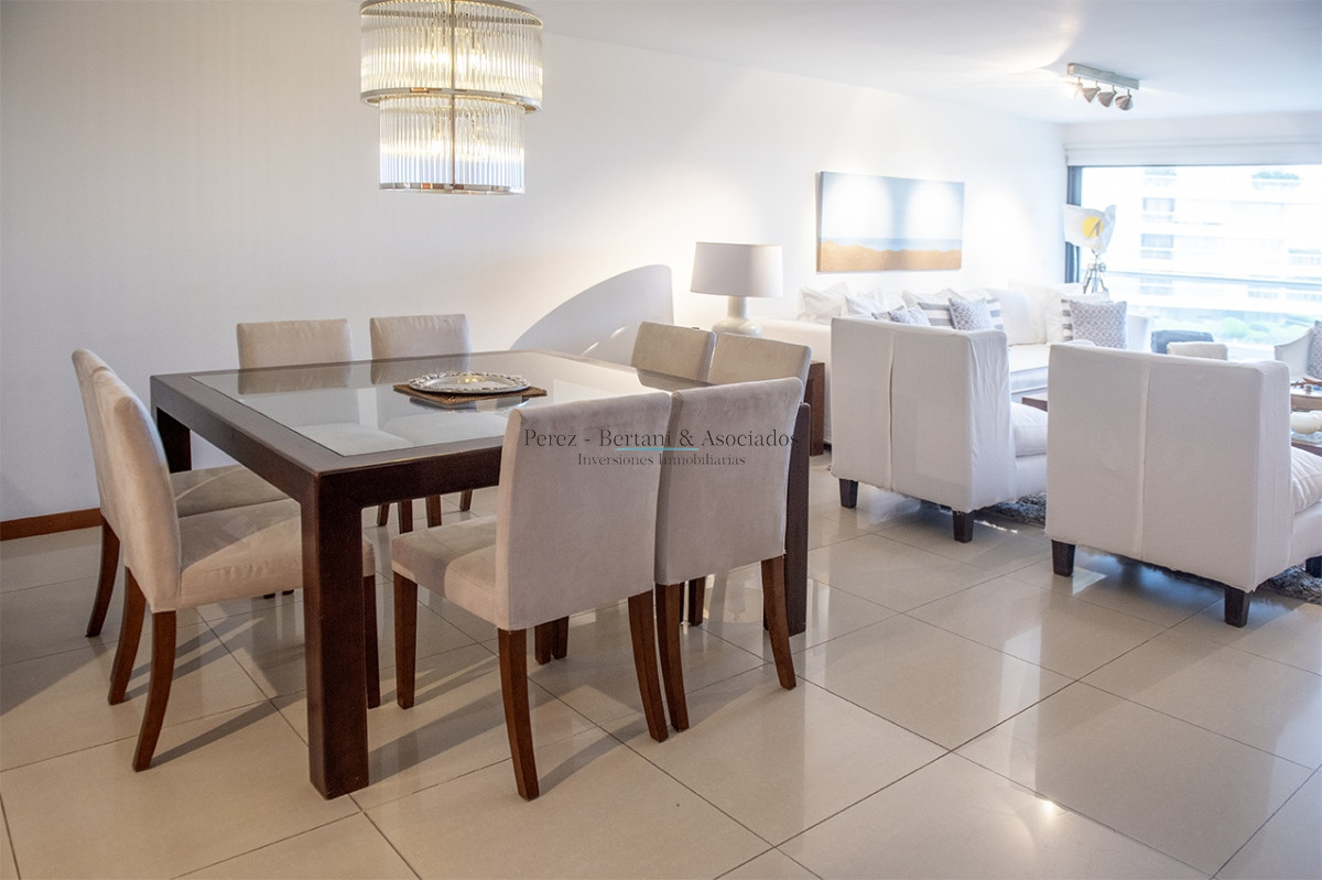 Apartamento ID.944 - Hermoso Departamento en venta frente a Playa Brava, 3 dorm + dep. Marigot Brava