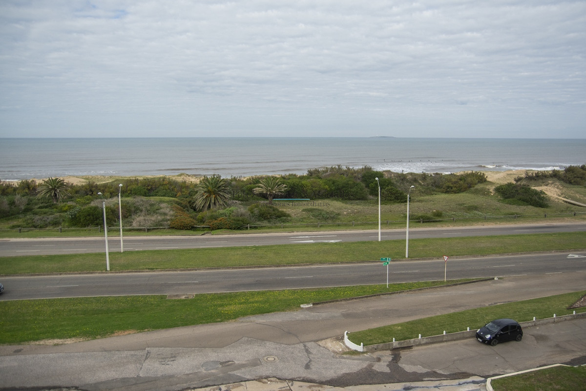 Apartamento ID.365 - Oportunidad!! Precio reducido!!! Espectacular penthouse frente al mar playa brava Punta Del Este.