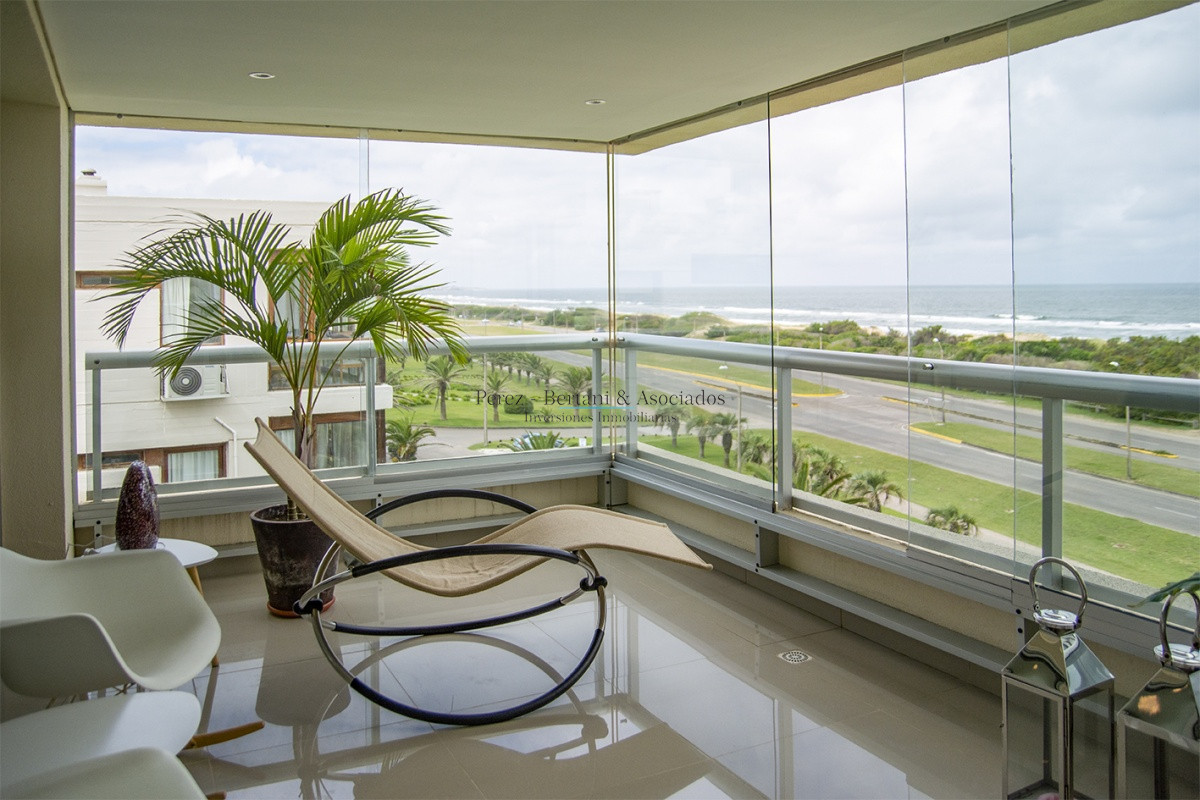 Apartamento ID.365 - Oportunidad!! Precio reducido!!! Espectacular penthouse frente al mar playa brava Punta Del Este.