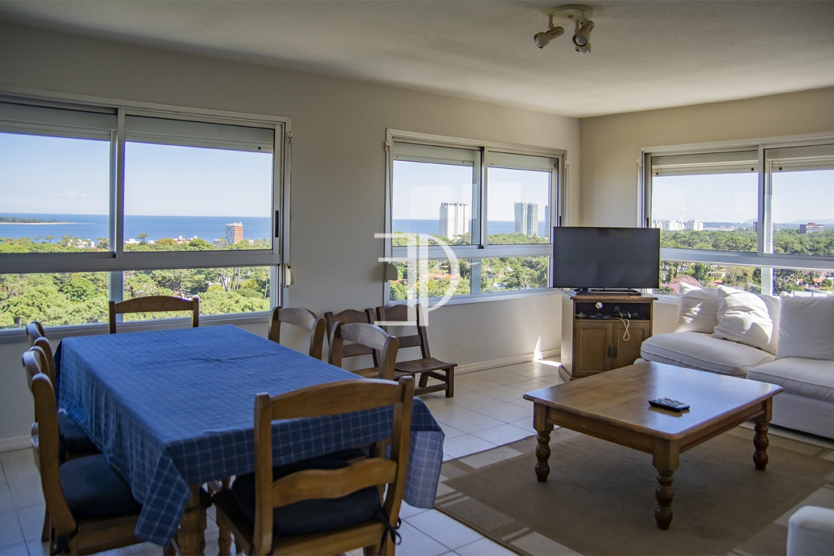 Apartamento ID.666 - En venta apartamento de 3 dormitorios con muy buena vista a la bahía, Punta del Este.