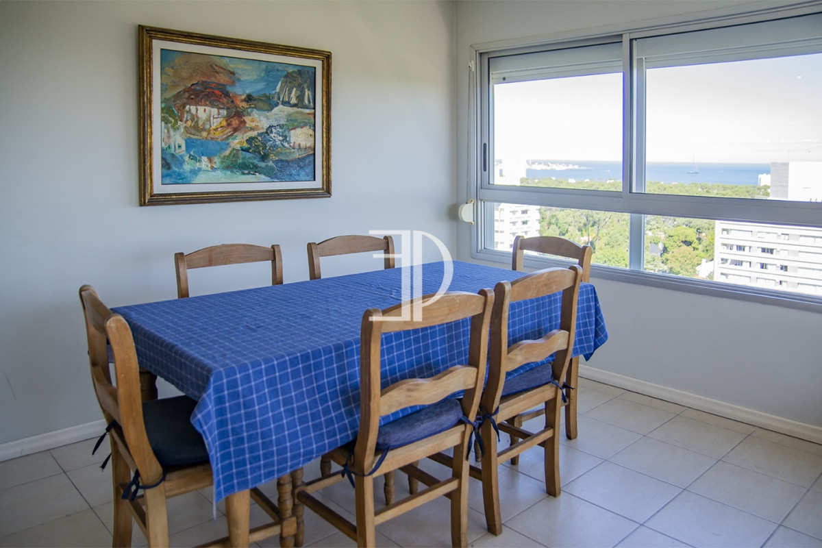 Apartamento ID.666 - En venta apartamento de 3 dormitorios con muy buena vista a la bahía, Punta del Este.