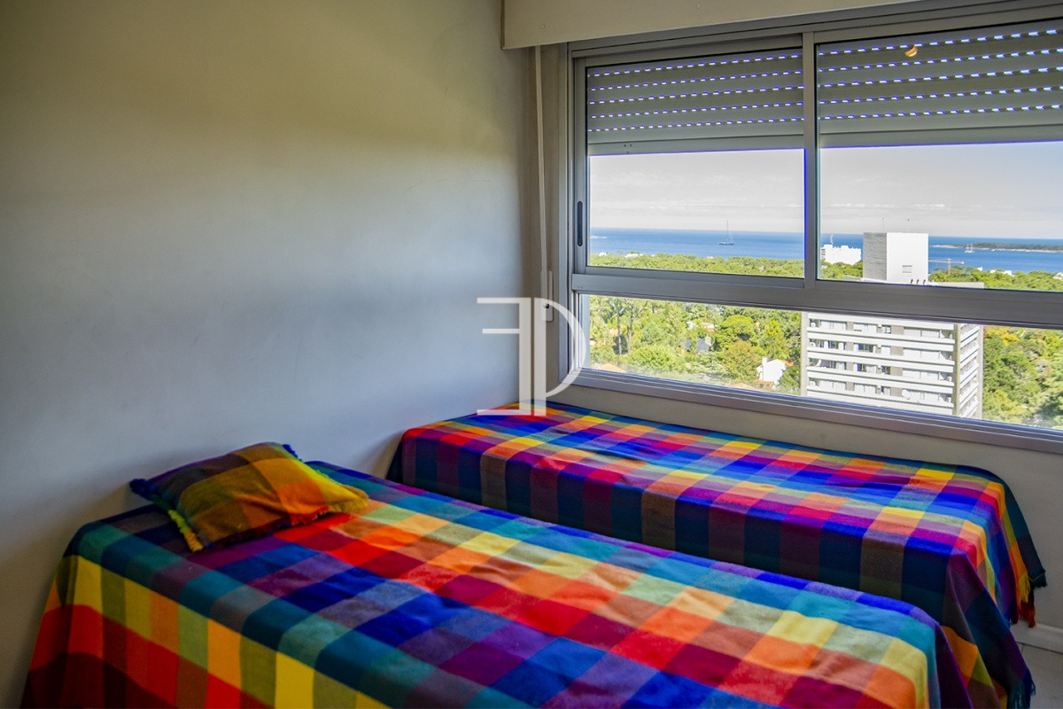 Apartamento ID.666 - En venta apartamento de 3 dormitorios con muy buena vista a la bahía, Punta del Este.
