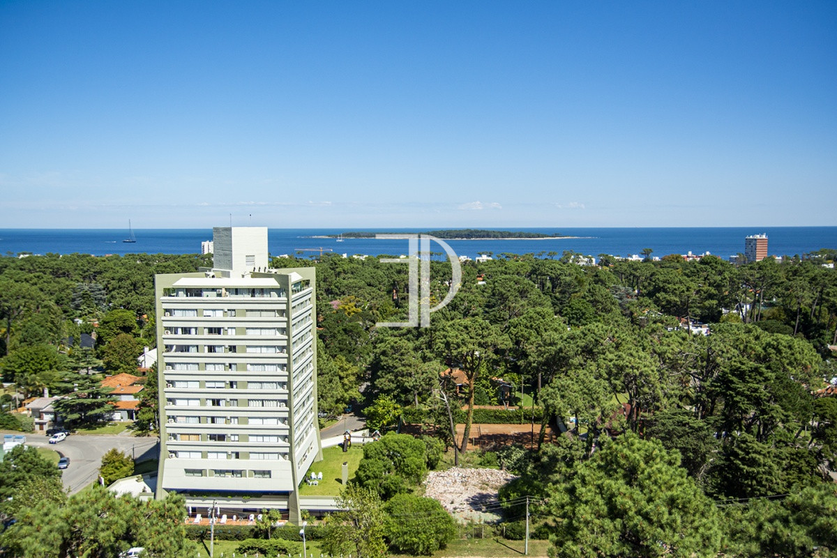 Apartamento ID.666 - En venta apartamento de 3 dormitorios con muy buena vista a la bahía, Punta del Este.