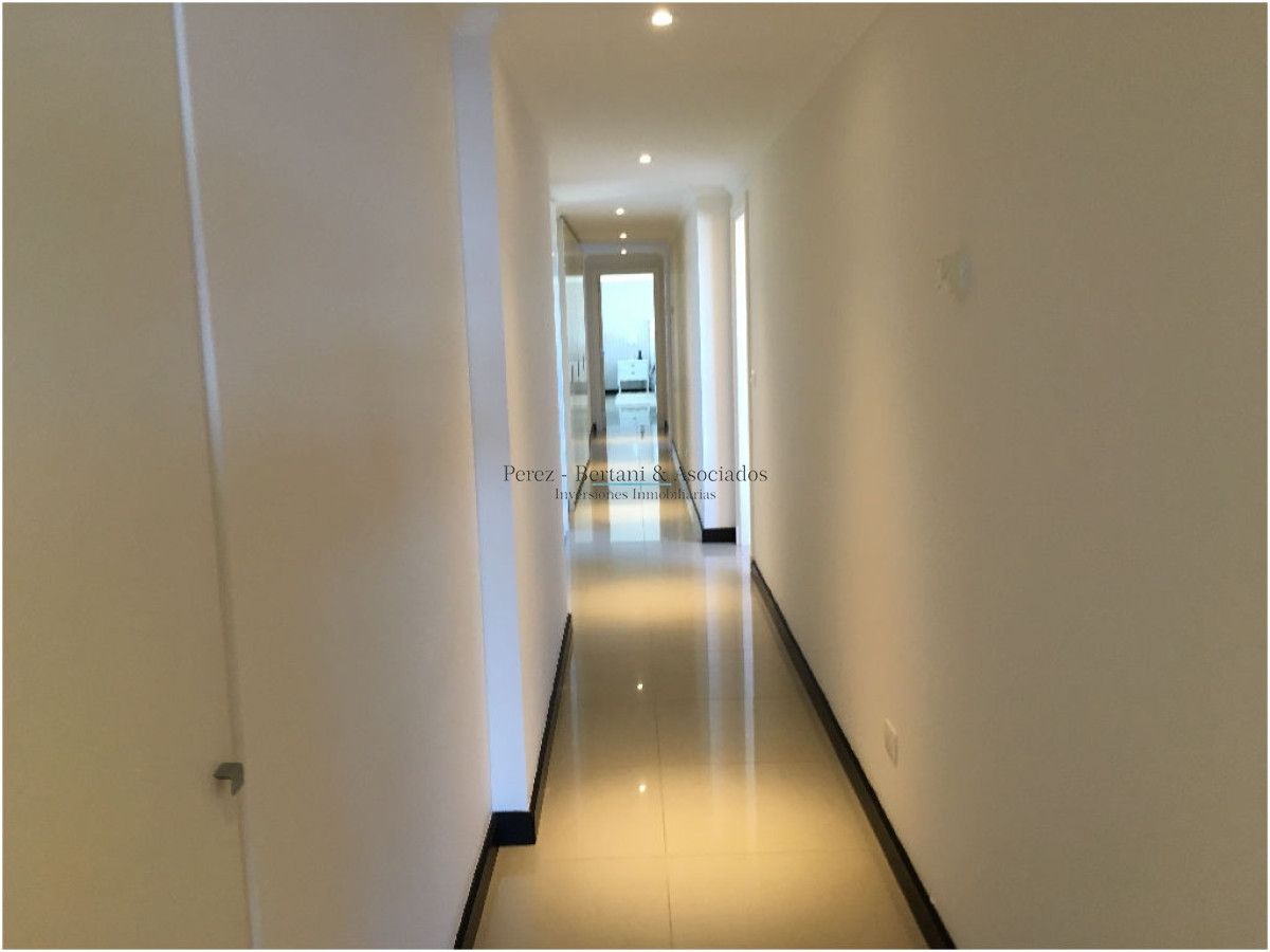 Apartamento ID.1174 - Espectacular Departamento en venta frente a Playa Brava, Torre Lobos