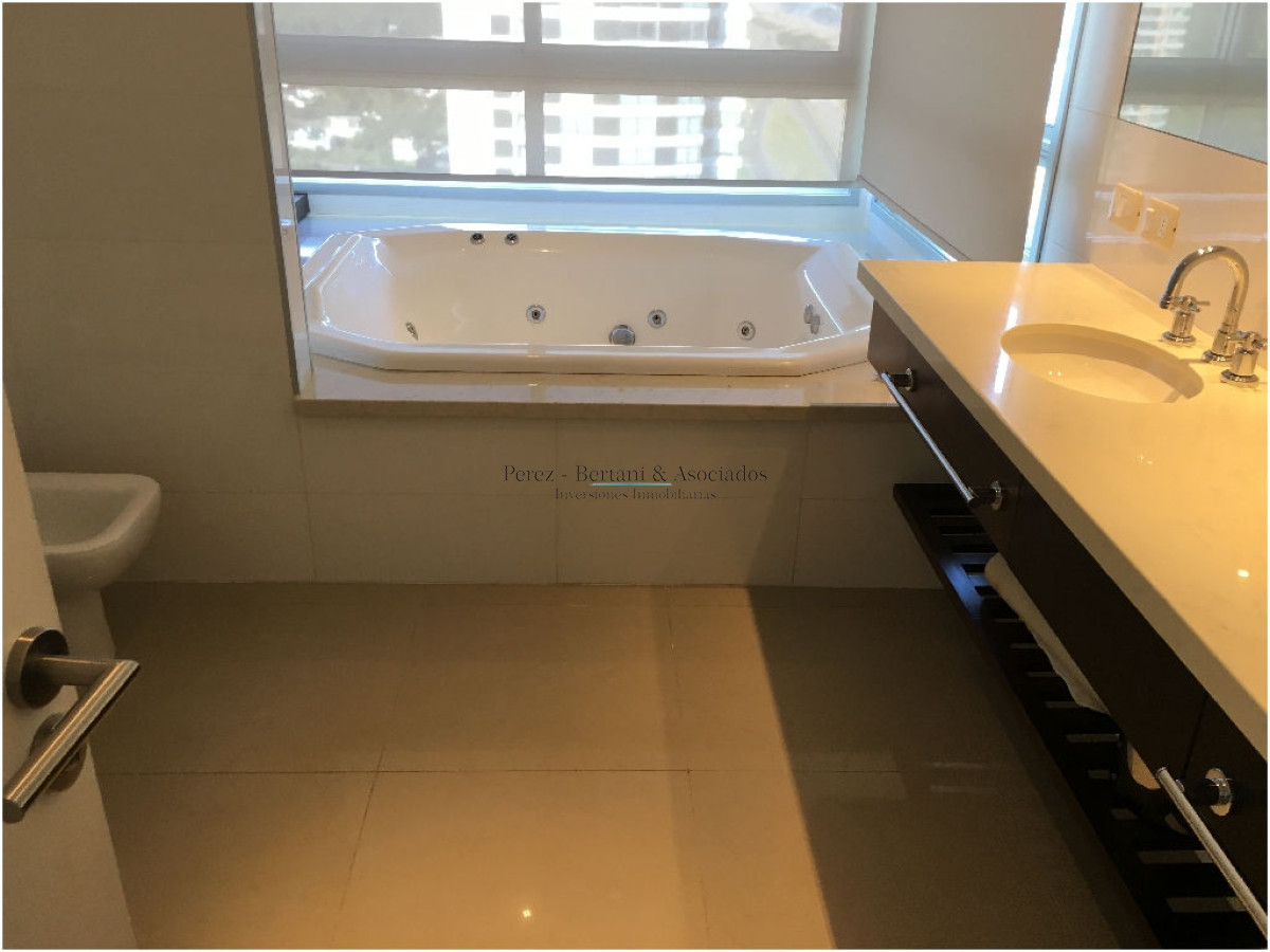 Apartamento ID.1174 - Espectacular Departamento en venta frente a Playa Brava, Torre Lobos