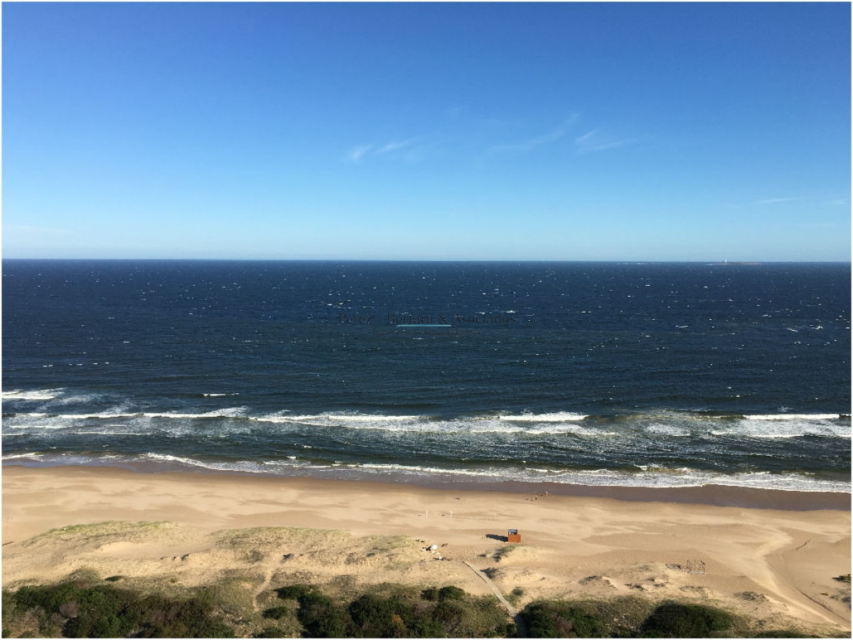 Apartamento ID.1174 - Espectacular Departamento en venta frente a Playa Brava, Torre Lobos