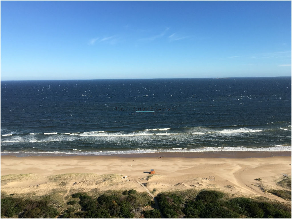 Apartamento ID.1174 - Espectacular Departamento en venta frente a Playa Brava, Torre Lobos