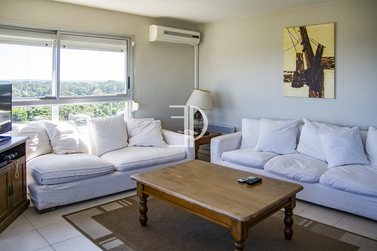 Apartamento ID.666 - En venta apartamento de 3 dormitorios con muy buena vista a la bahía, Punta del Este.