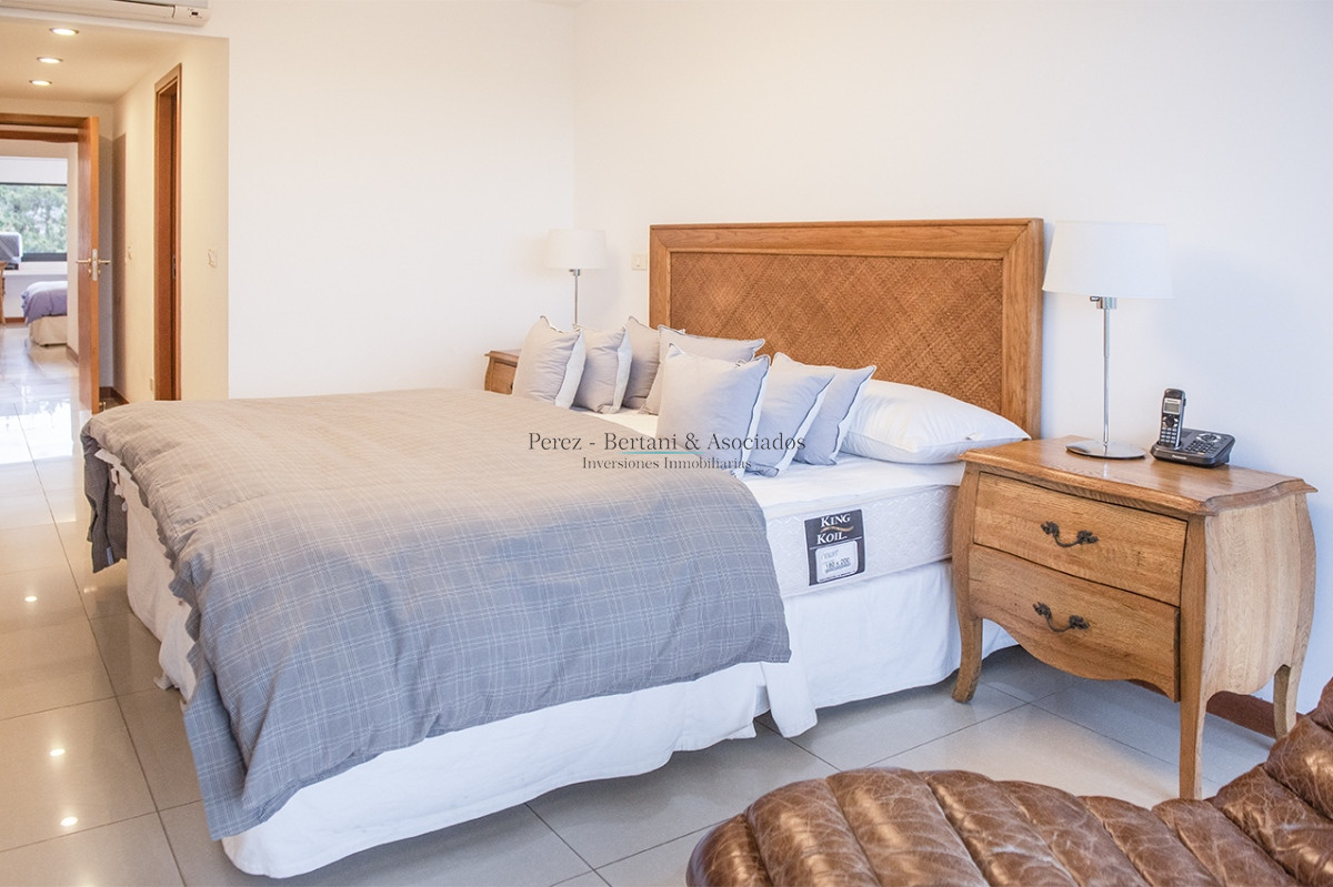 Apartamento ID.944 - Hermoso Departamento en venta frente a Playa Brava, 3 dorm + dep. Marigot Brava
