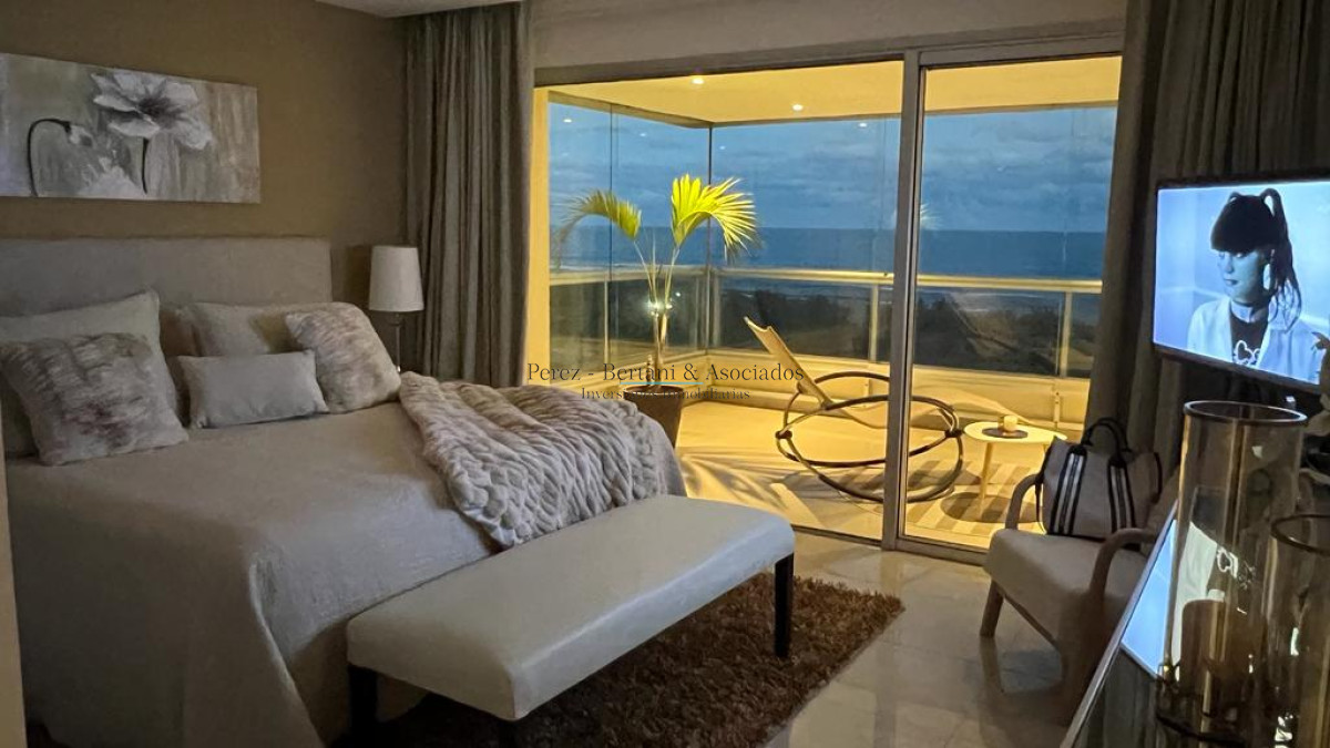 Apartamento ID.365 - Oportunidad!! Precio reducido!!! Espectacular penthouse frente al mar playa brava Punta Del Este.