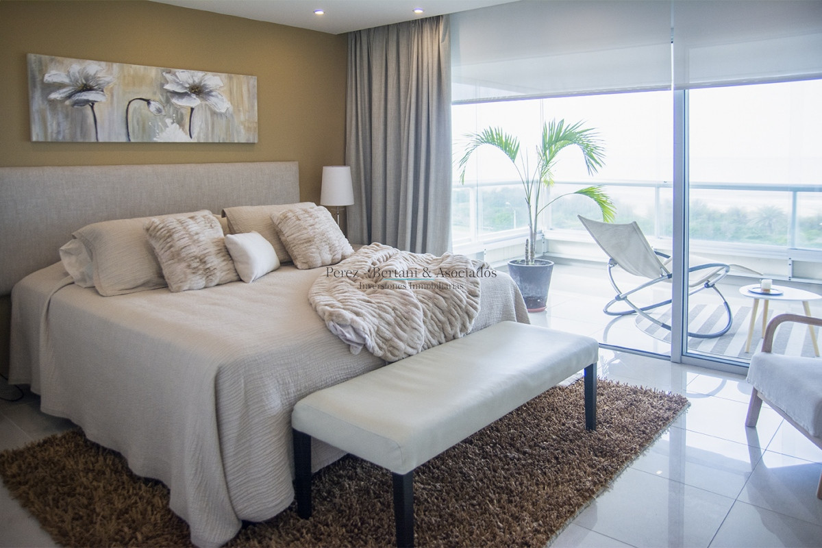 Apartamento ID.365 - Oportunidad!! Precio reducido!!! Espectacular penthouse frente al mar playa brava Punta Del Este.