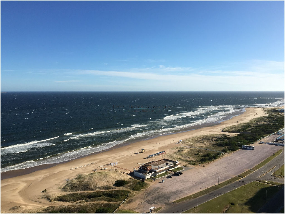 Apartamento ID.1174 - Espectacular Departamento en venta frente a Playa Brava, Torre Lobos