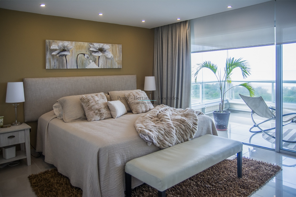 Apartamento ID.365 - Oportunidad!! Precio reducido!!! Espectacular penthouse frente al mar playa brava Punta Del Este.
