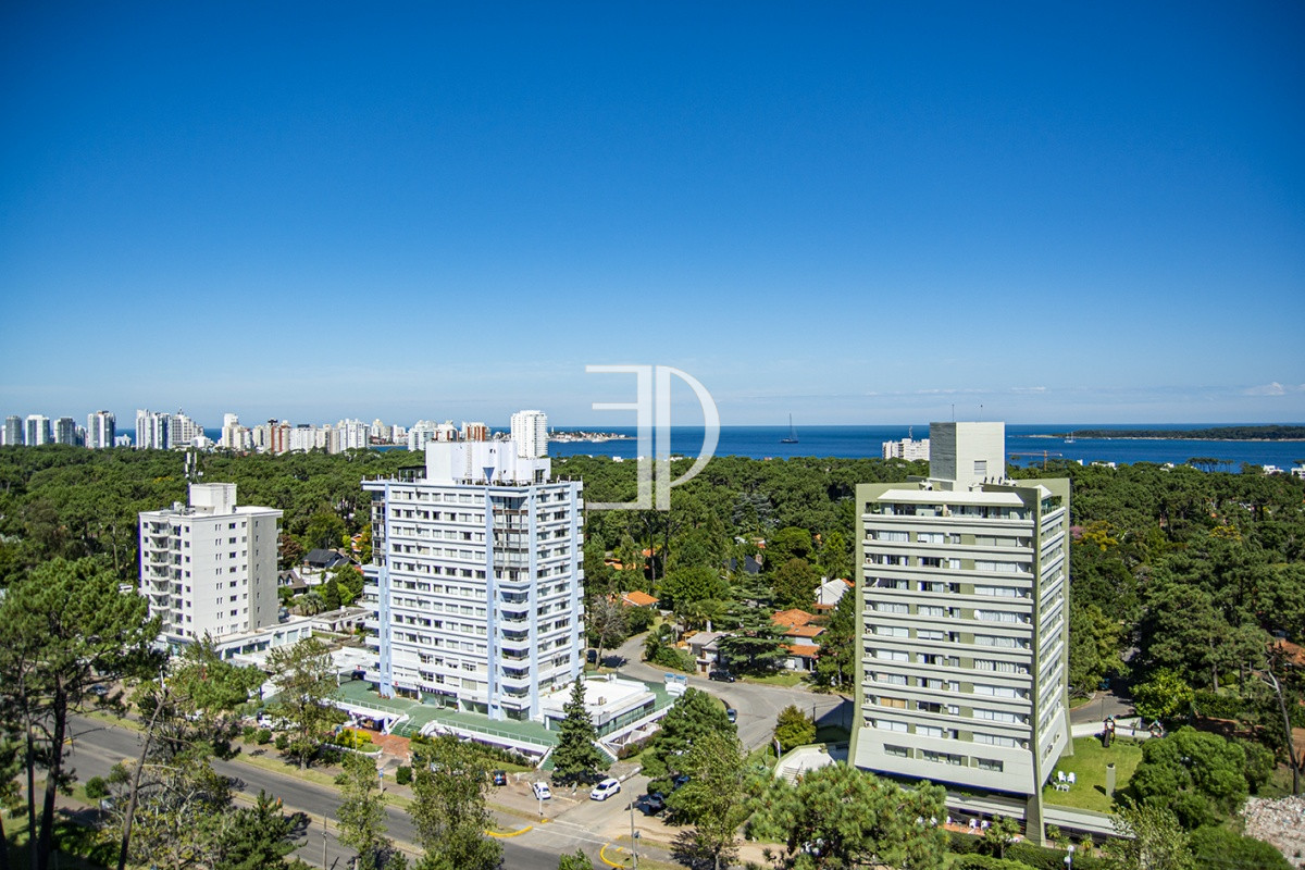 Apartamento ID.666 - En venta apartamento de 3 dormitorios con muy buena vista a la bahía, Punta del Este.