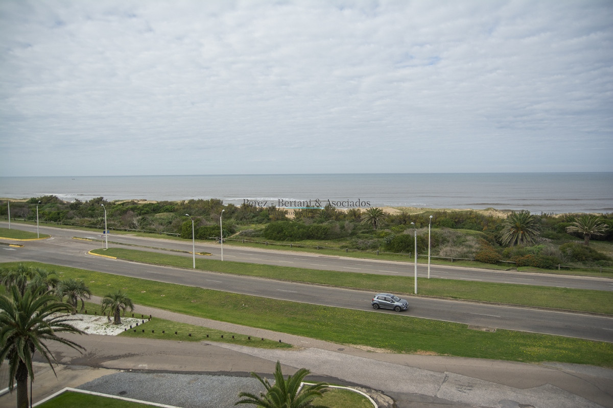 Apartamento ID.365 - Oportunidad!! Precio reducido!!! Espectacular penthouse frente al mar playa brava Punta Del Este.
