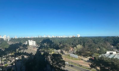 VENDE APARTAMENTO DE 3 DORMITORIOS EN TORRE DE CATEGORÍA, EDIFICIO ROOSEVELT CENTER, PUNTA DEL ESTE.
