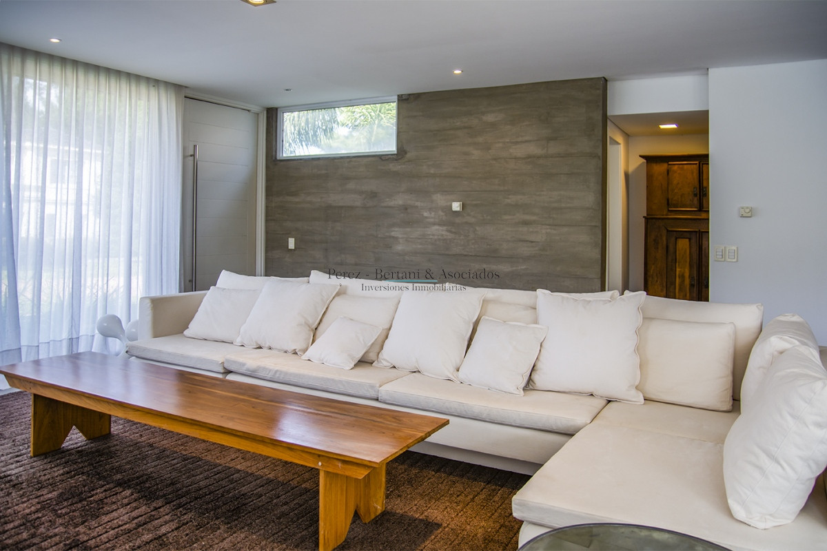 Casa ID.384 - En venta y alquiler  casa amplia de 5 dormitorios en Mansa Punta del Este