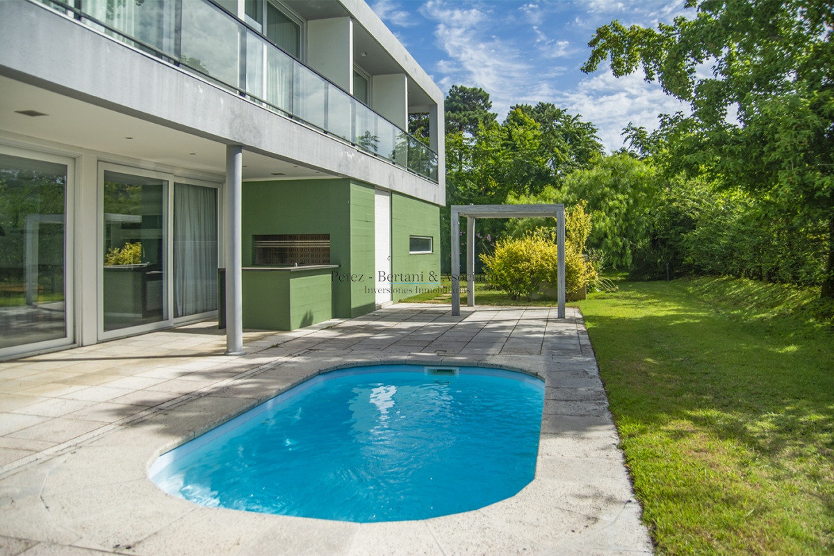 Casa ID.384 - En venta y alquiler  casa amplia de 5 dormitorios en Mansa Punta del Este