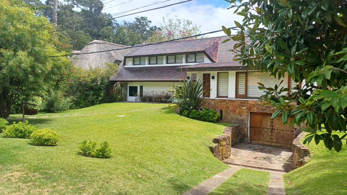 Casa ID.881 - Vende gran casa para vivir todo el año, de 3 dormitorios en Punta del Este 