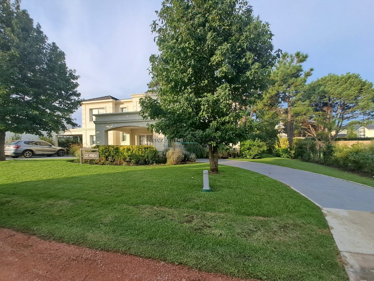 Casa ID.385 - Boulevard Park, Casa de 4 dormitaros con Piscina en VENTA .