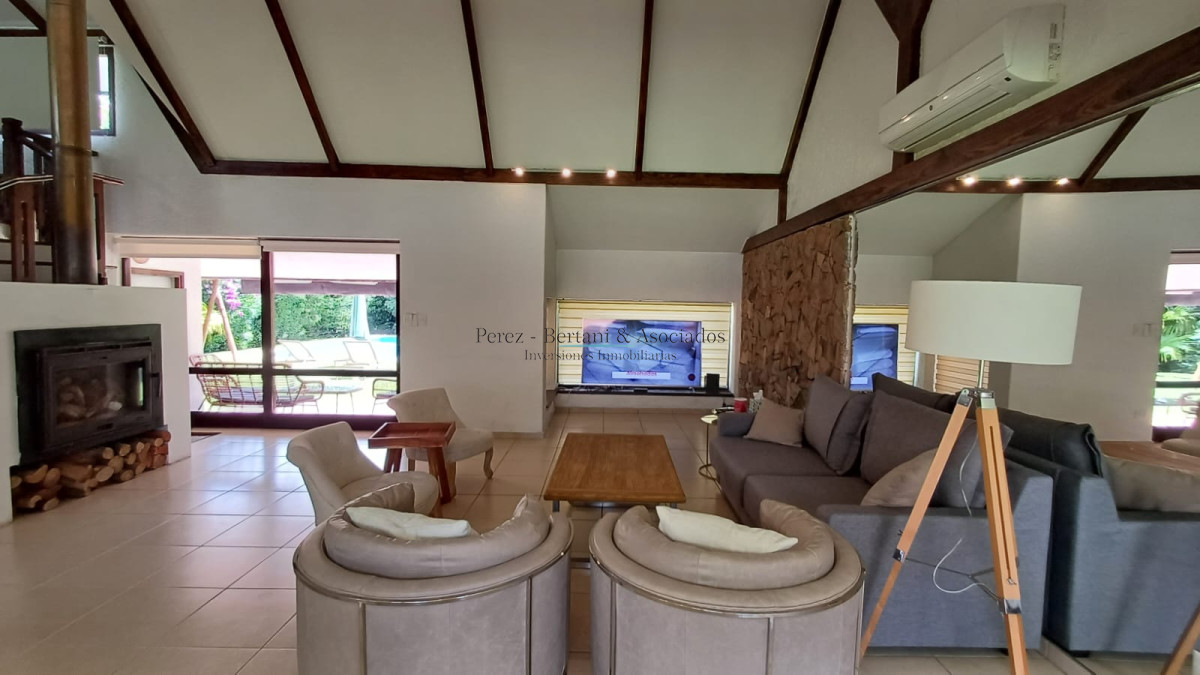 Casa ID.881 - Vende gran casa para vivir todo el año, de 3 dormitorios en Punta del Este 