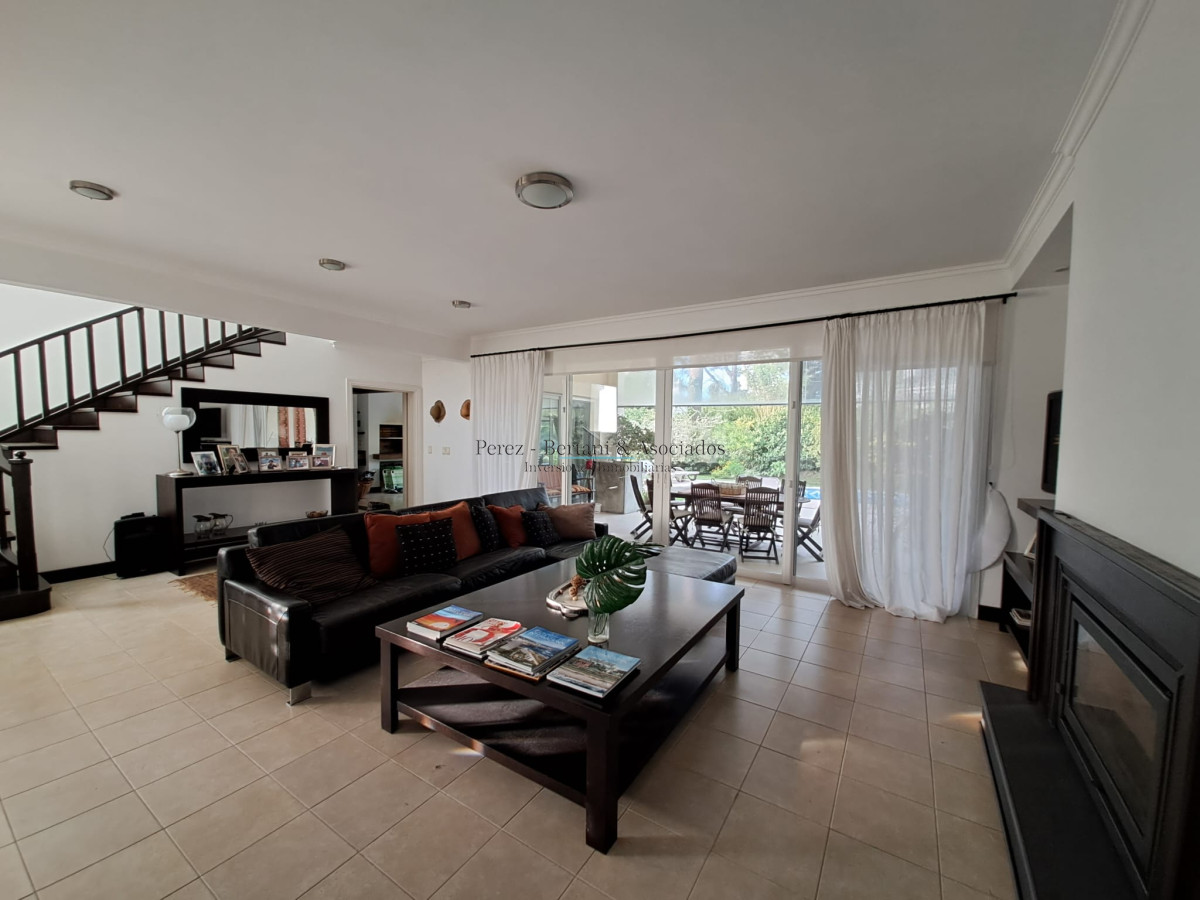 Casa ID.385 - Boulevard Park, Casa de 4 dormitaros con Piscina en VENTA .