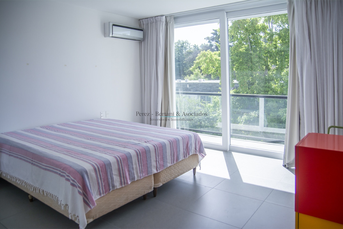 Casa ID.384 - En venta y alquiler  casa amplia de 5 dormitorios en Mansa Punta del Este