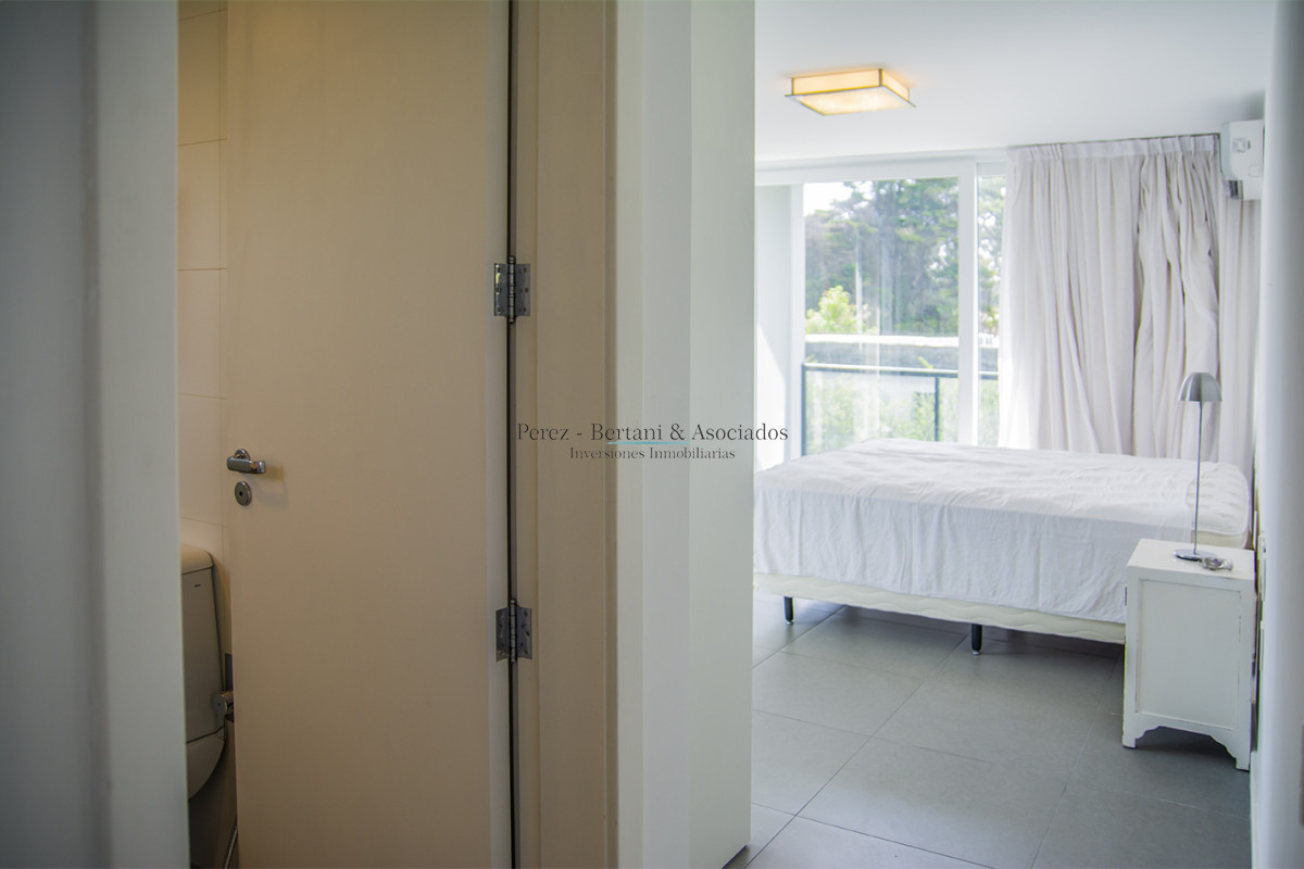 Casa ID.384 - En venta y alquiler  casa amplia de 5 dormitorios en Mansa Punta del Este