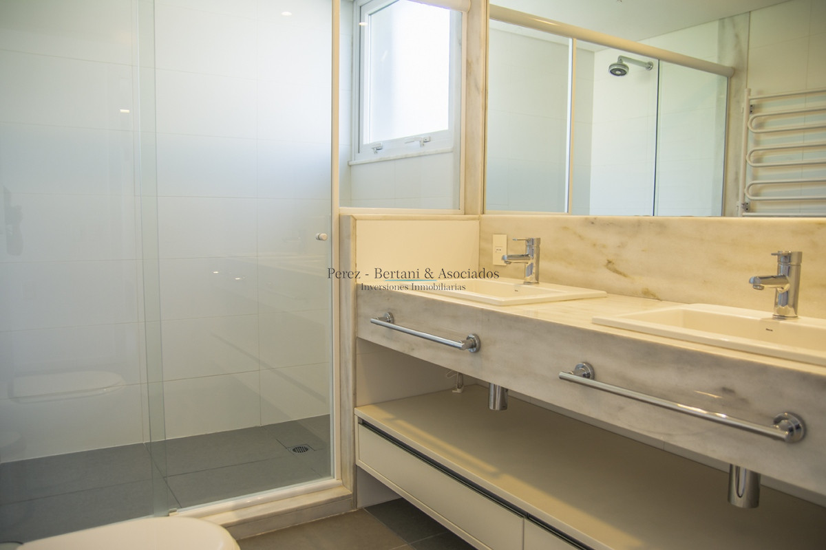 Casa ID.384 - En venta y alquiler  casa amplia de 5 dormitorios en Mansa Punta del Este