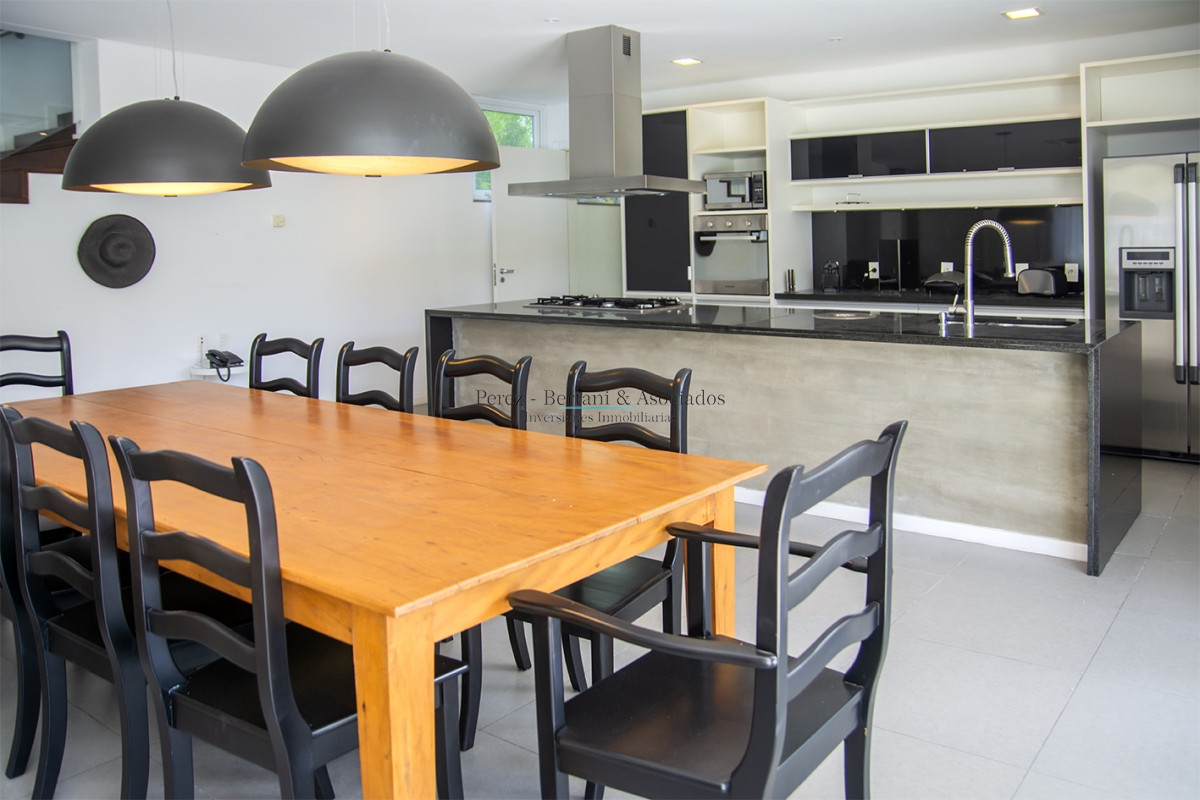 Casa ID.384 - En venta y alquiler  casa amplia de 5 dormitorios en Mansa Punta del Este