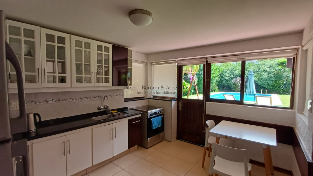 Casa ID.881 - Vende gran casa para vivir todo el año, de 3 dormitorios en Punta del Este 