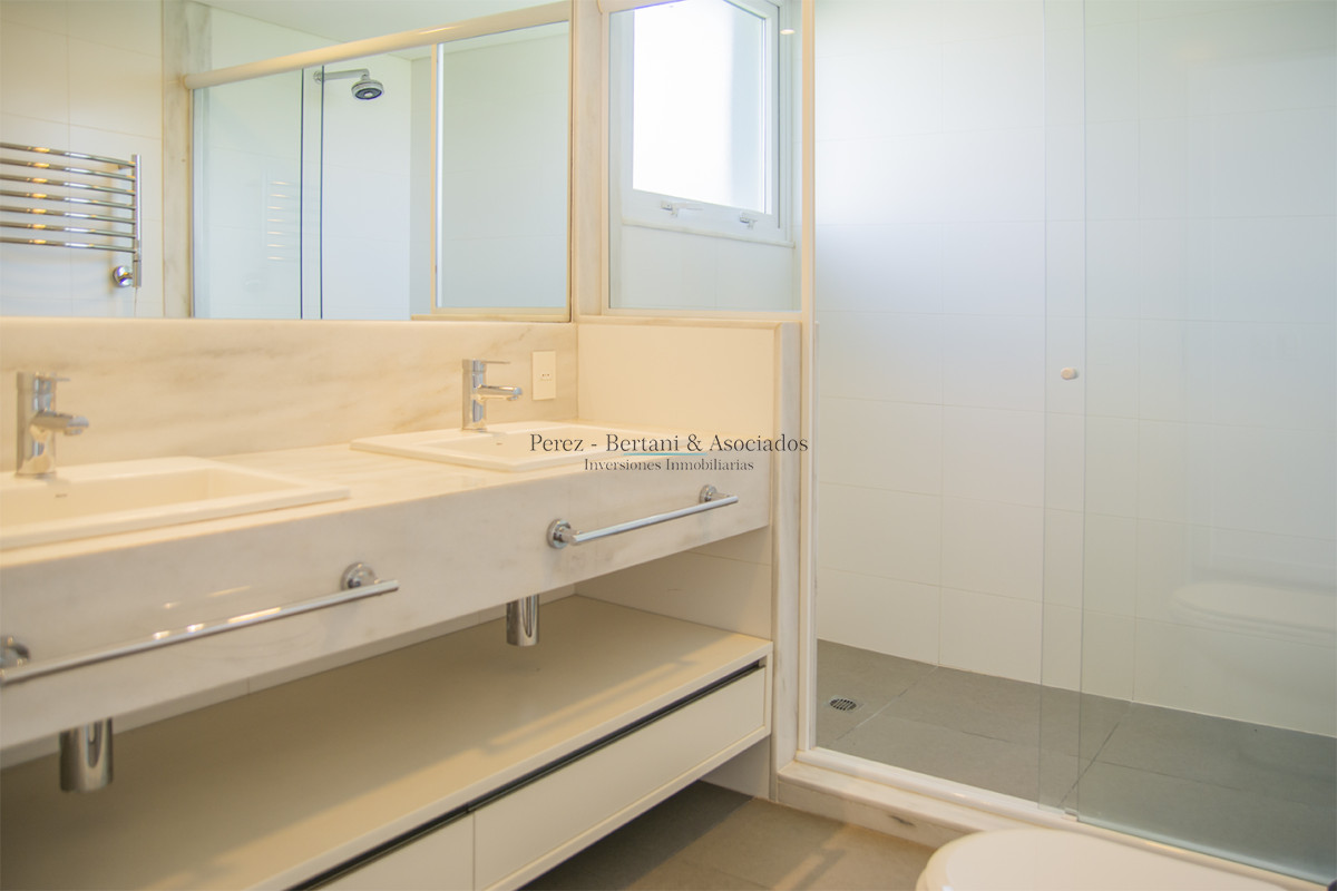 Casa ID.384 - En venta y alquiler  casa amplia de 5 dormitorios en Mansa Punta del Este