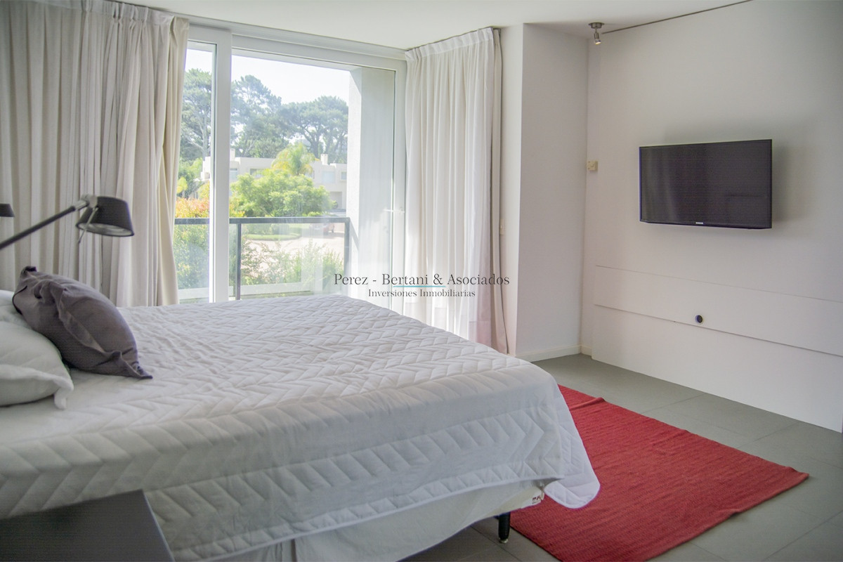Casa ID.384 - En venta y alquiler  casa amplia de 5 dormitorios en Mansa Punta del Este