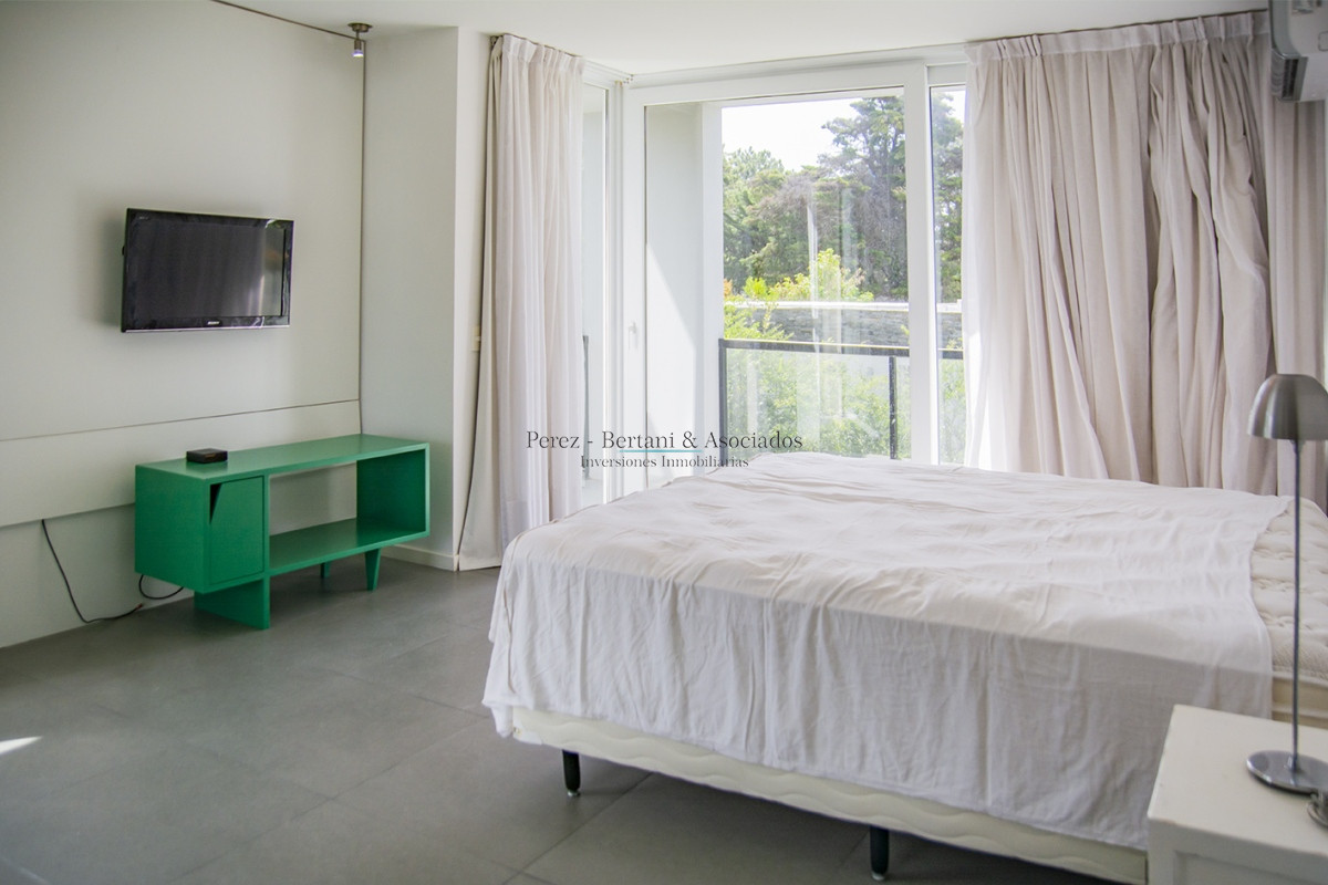 Casa ID.384 - En venta y alquiler  casa amplia de 5 dormitorios en Mansa Punta del Este