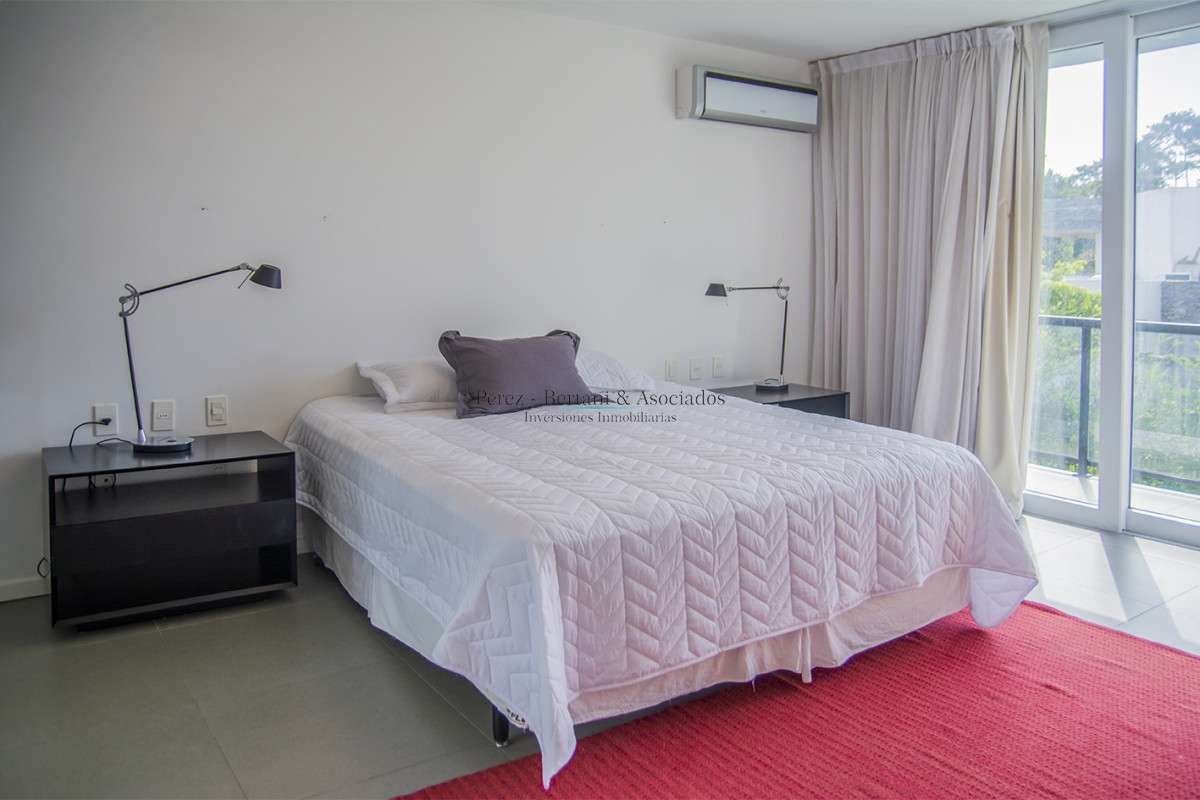 Casa ID.384 - En venta y alquiler  casa amplia de 5 dormitorios en Mansa Punta del Este