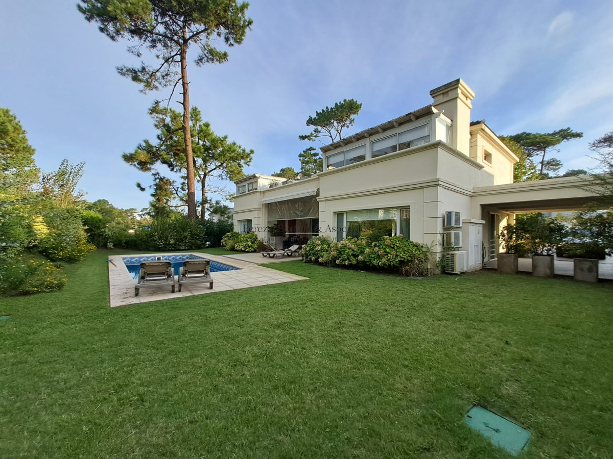 Casa ID.385 - Boulevard Park, Casa de 4 dormitaros con Piscina en VENTA .