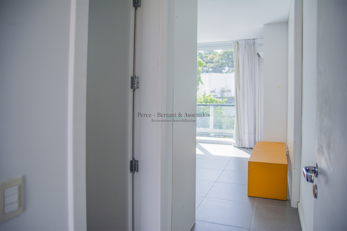 Casa ID.384 - En venta y alquiler  casa amplia de 5 dormitorios en Mansa Punta del Este